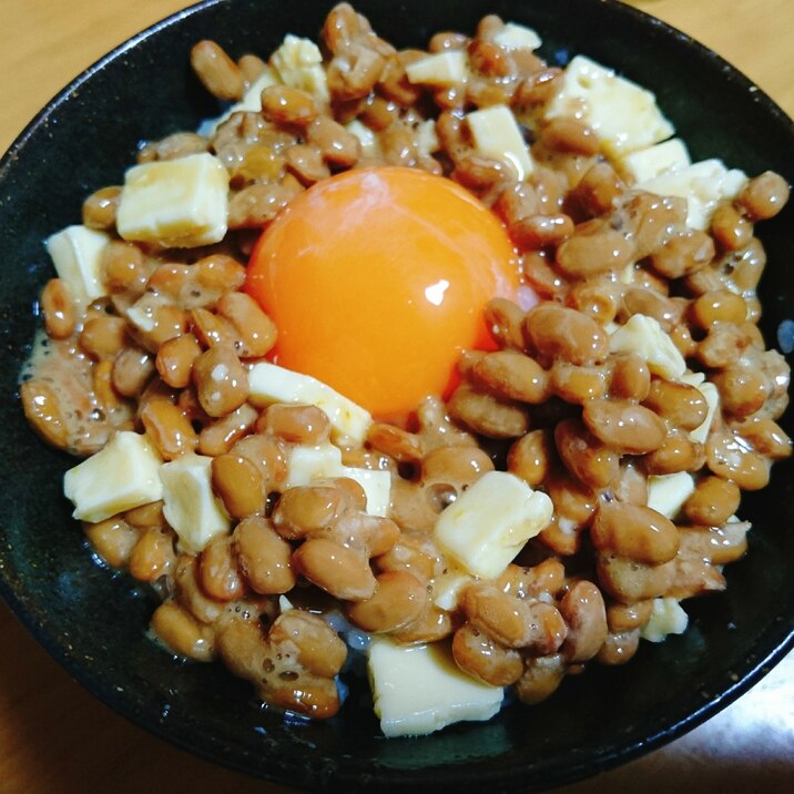 納豆とチーズのフワフワ卵かけご飯